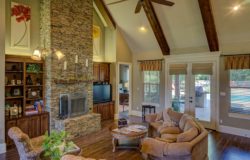 Nestřídmé kýčovité přesto kouzelné. I tak lze popsat anglický styl bydlení