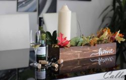 dreveny podnos s napisom jasmin