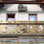 Balkon můžete vylepšit o moderní zástěny a originální zábradlí